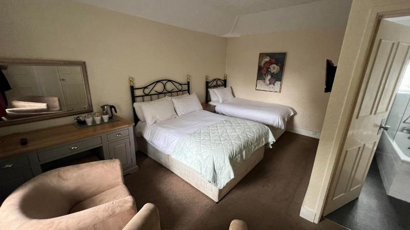 Large Double Room image 4