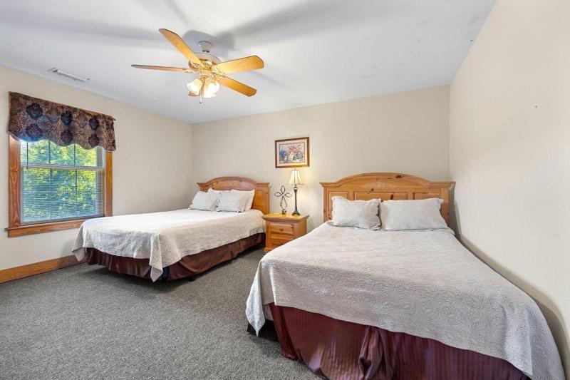 Quiet Condo for Mountain Vacation - image 8