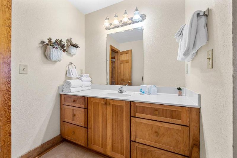 Quiet Condo for Mountain Vacation - image 16