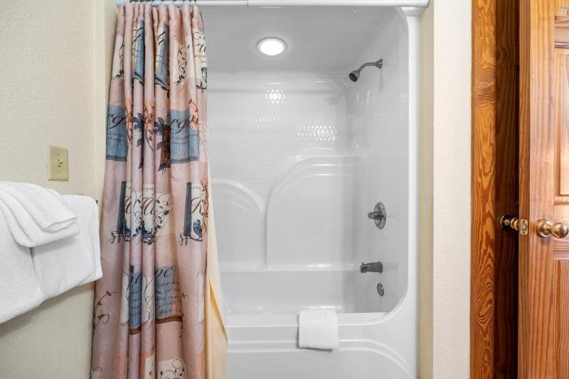 Quiet Condo for Mountain Vacation - image 12