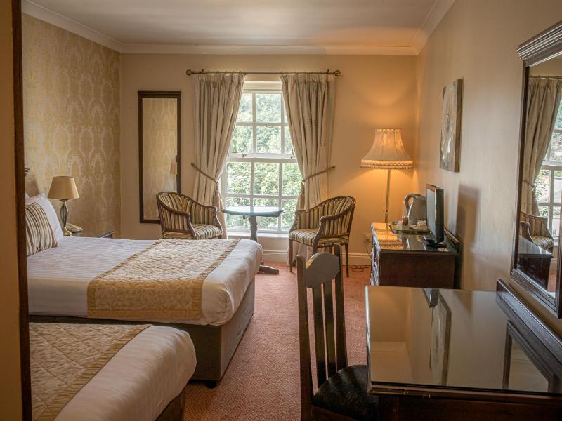 Twin Room image 3