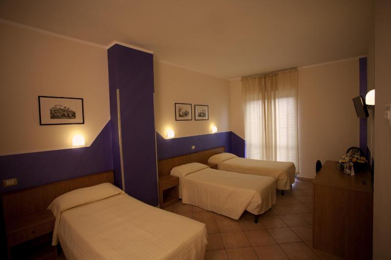 Economy Triple Room image 1