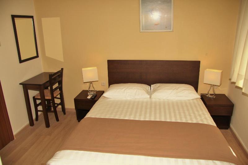 Economy Double Room image 2