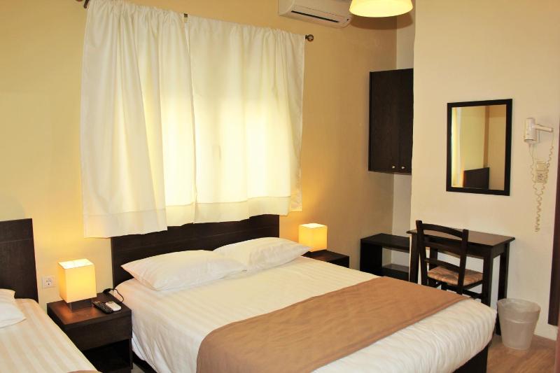 Economy Triple Room image 2