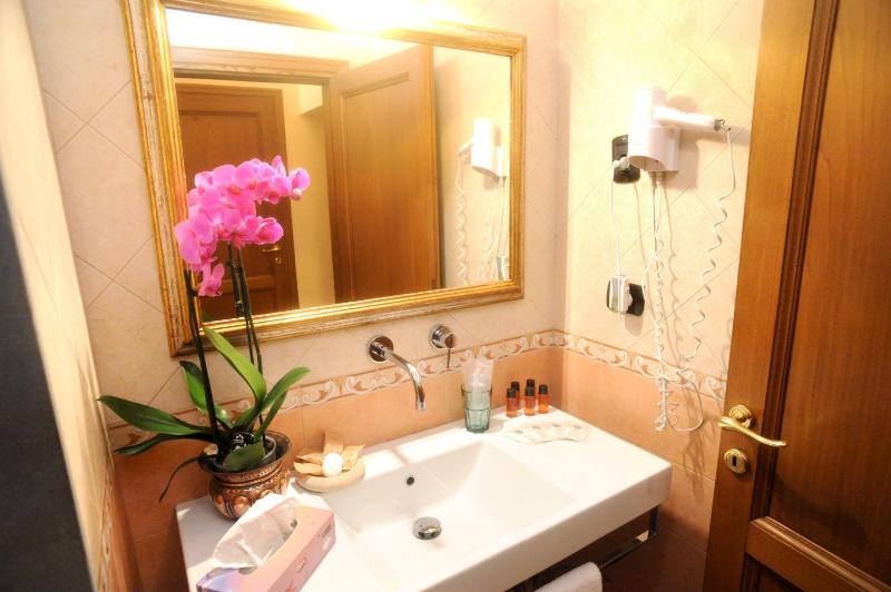 Double or Twin Room image 3