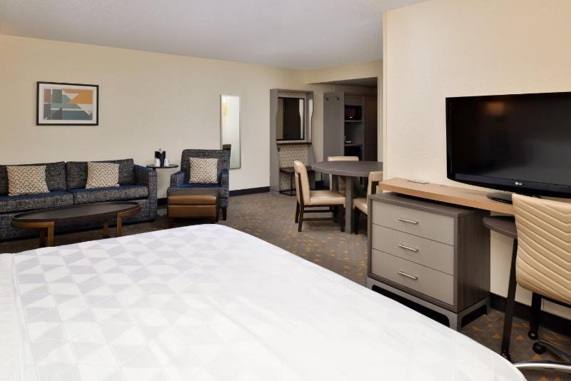 King Room with Sofa Bed image 4
