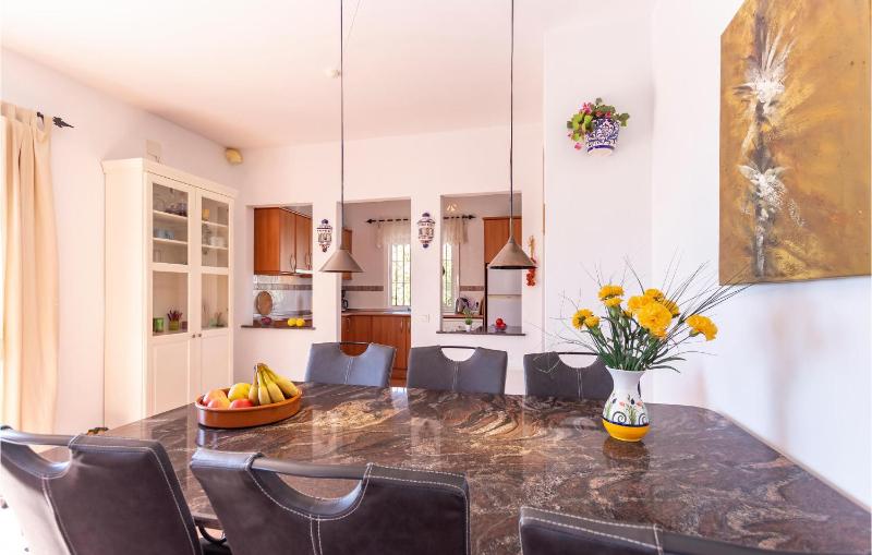 Awesome Home In Torrox - image 10