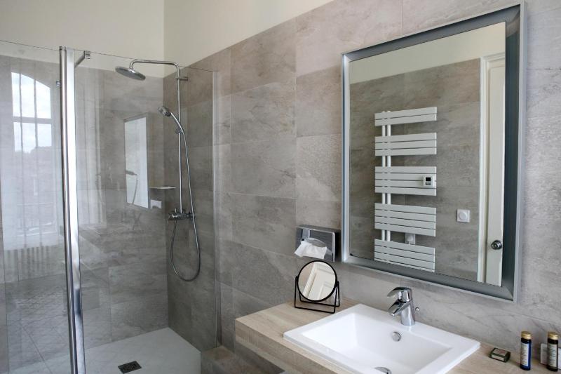 Grand Comfort Double Room image 3