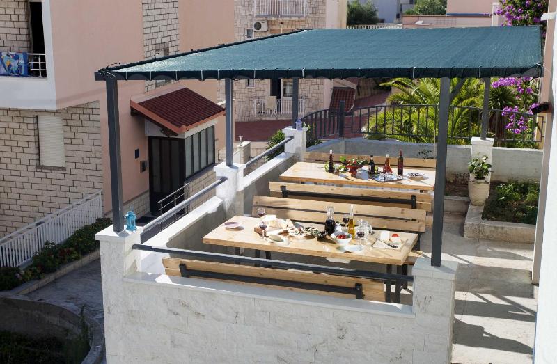 One-Bedroom Apartment with Balcony and Sea View image 3