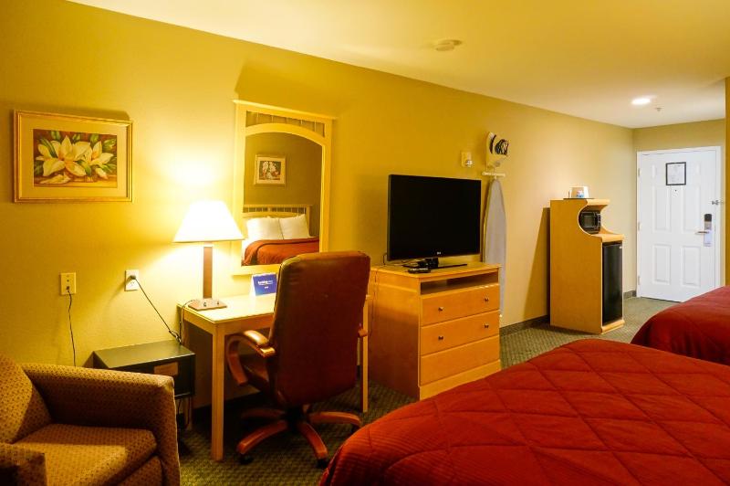 Queen Room with Two Queen Beds image 3