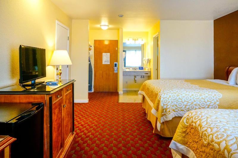 Deluxe Queen Room with Two Queen Beds - Non-Smoking image 4