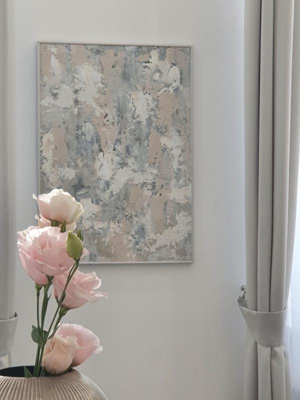 One-Bedroom Apartment image 4