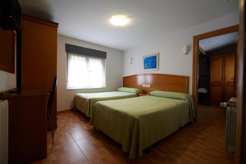 Two Connecting Double Rooms with Private Bathroom image 4