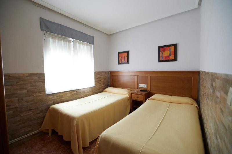Twin Room image 3