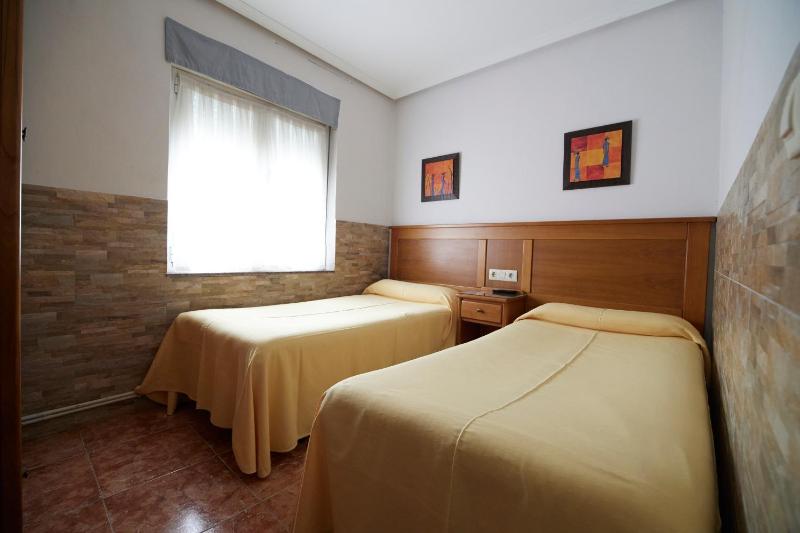 Twin Room image 4