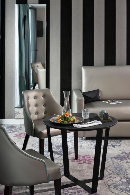 Exceptional Suite with Private Whirlpool Bath and Sea View image 4