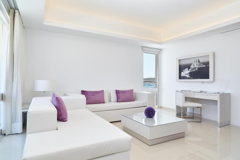 Queen Suite with Sea View image 3