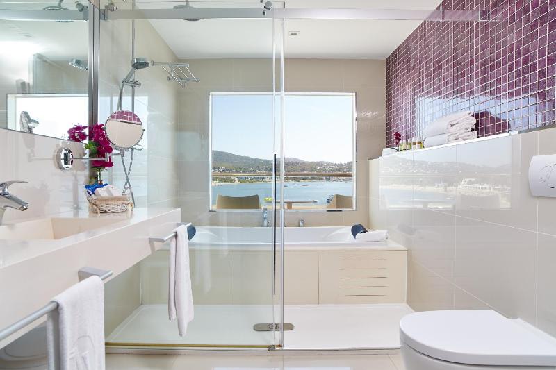 Queen Suite with Sea View image 1