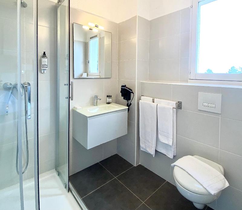 Standard Quadruple Room image 3