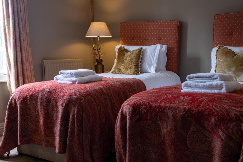Twin Room image 4