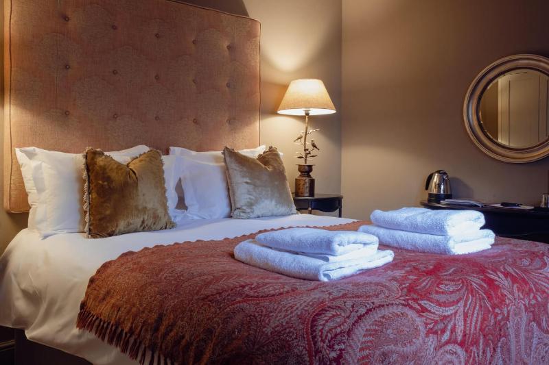 Small Double Room image 4