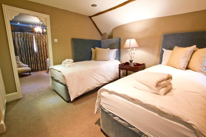 Executive Queen Room with Two Queen Beds image 4