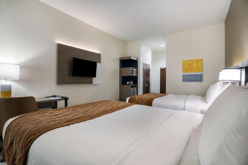 Queen Room with Two Queen Beds - Non-Smoking image 4