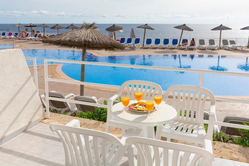 One-Bedroom Apartment with Sea View and Terrace image 3