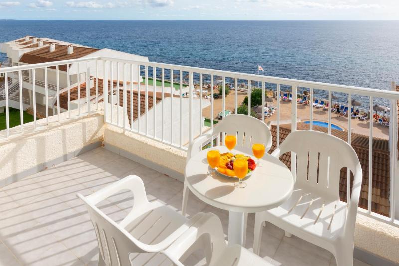 One-Bedroom Apartment with Sea View image 3