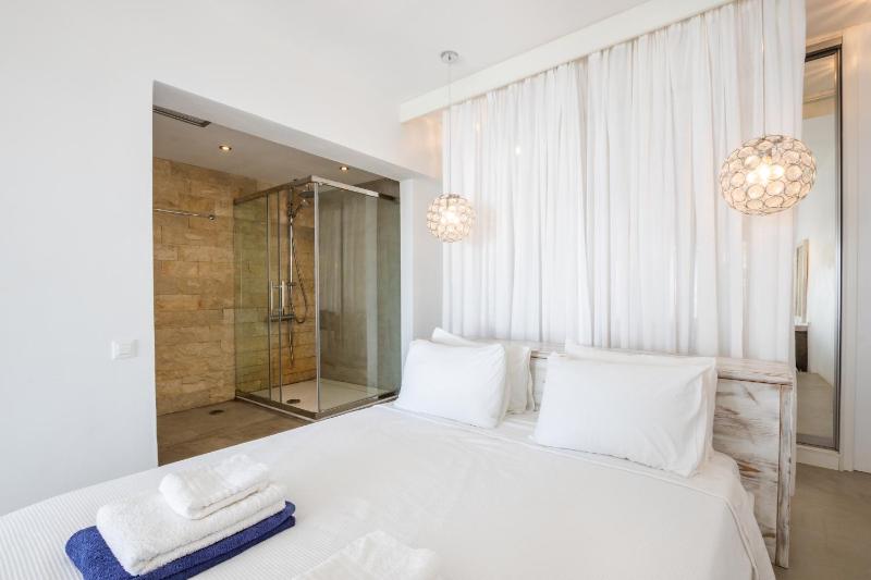 Deluxe Double Room with Sea View image 2