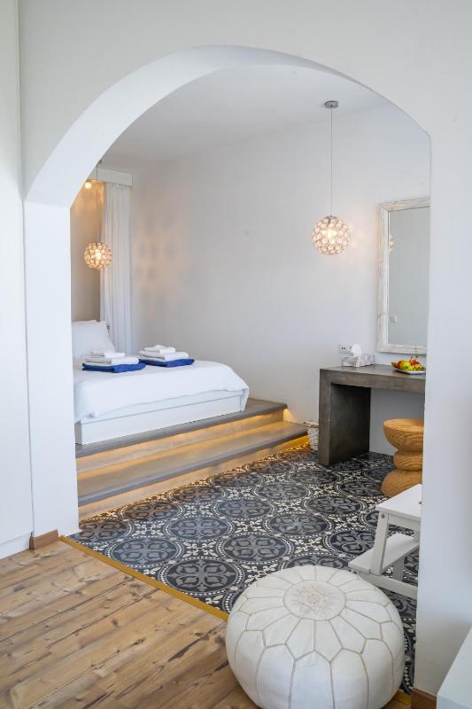 Deluxe Double Room with Sea View image 3