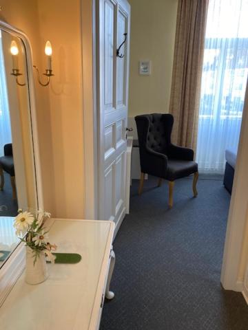 Single Room image 3