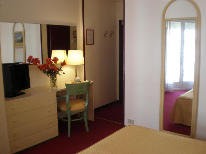 Double or Twin Room with Lateral Sea View image 1