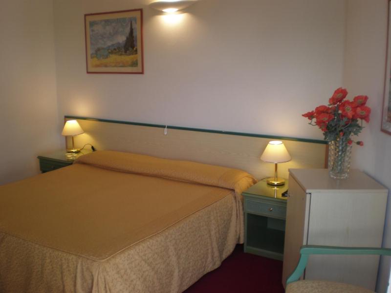Double or Twin Room with Lateral Sea View image 4