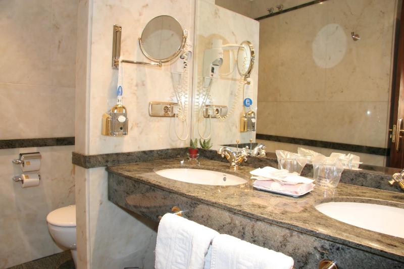 Superior Double Room image 3