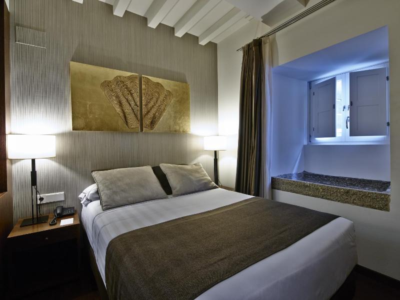 Basic Double Room image 3