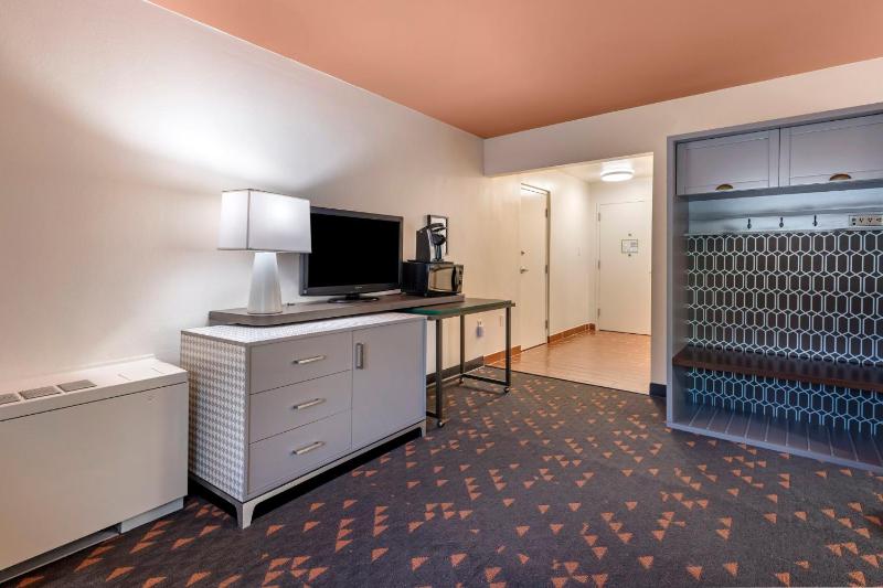 King Room - Mobility Access/Hearing Accessible image 3