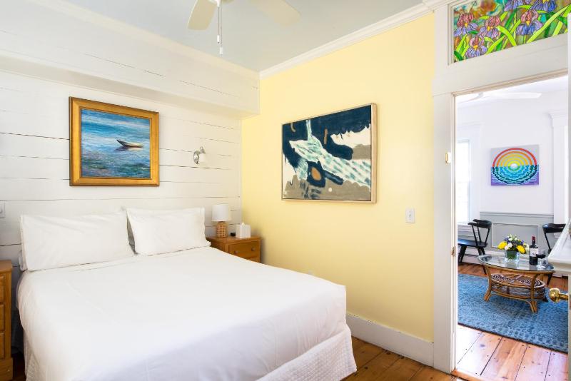 Standard Queen Room image 1