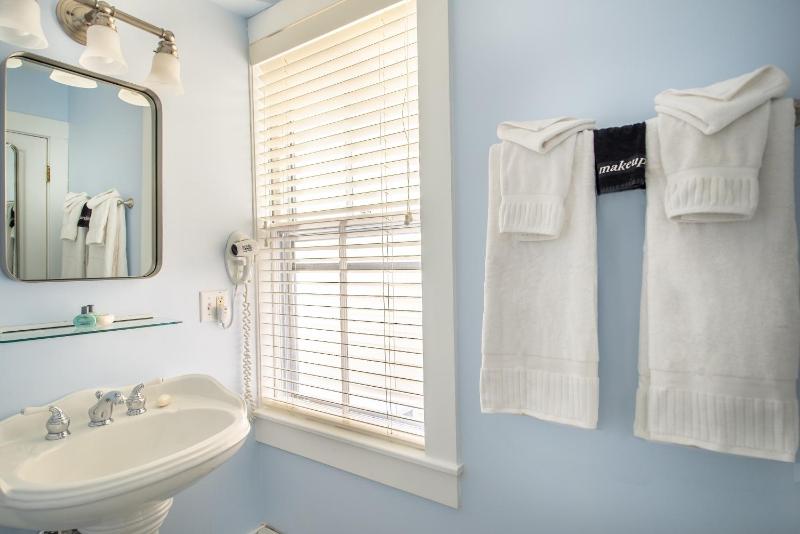 Standard Queen Room image 3