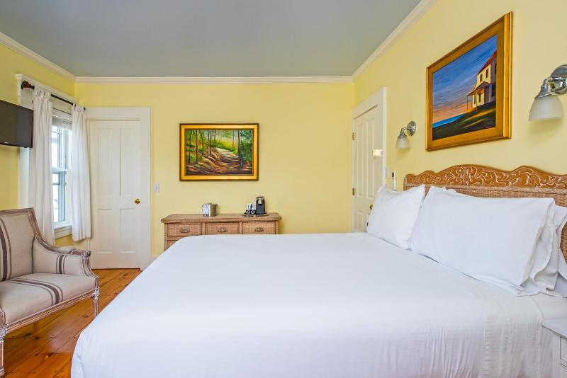 Queen Suite with Spa Bath image 3