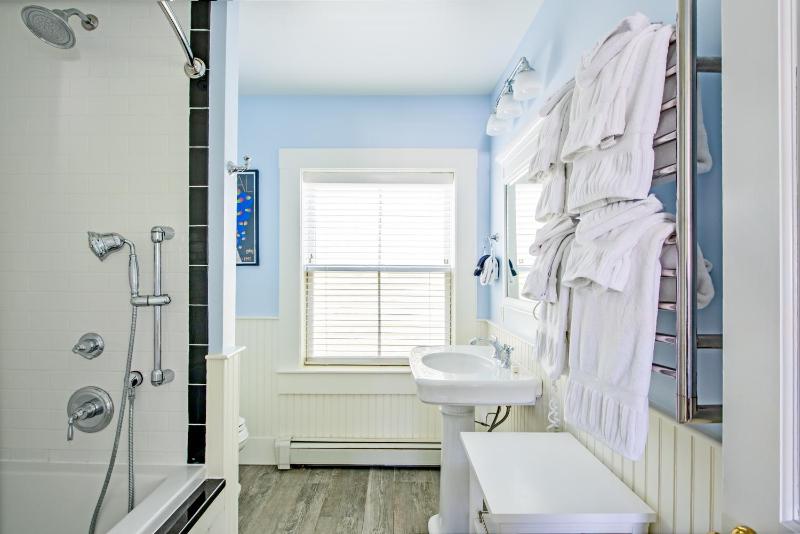 Queen Room with Spa Bath image 3