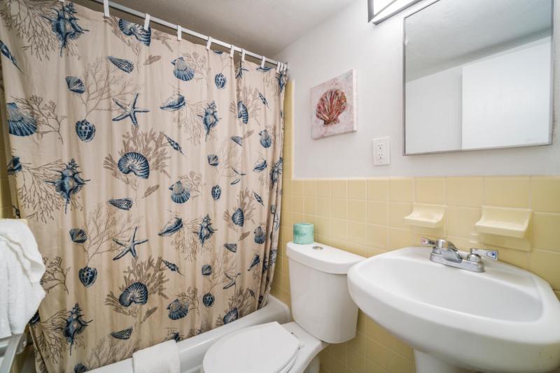 Deluxe King Suite (No View) image 4