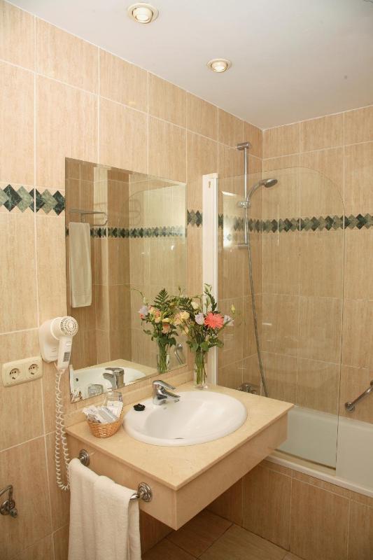 Studio with Side Sea View (1-2 Adults) image 4