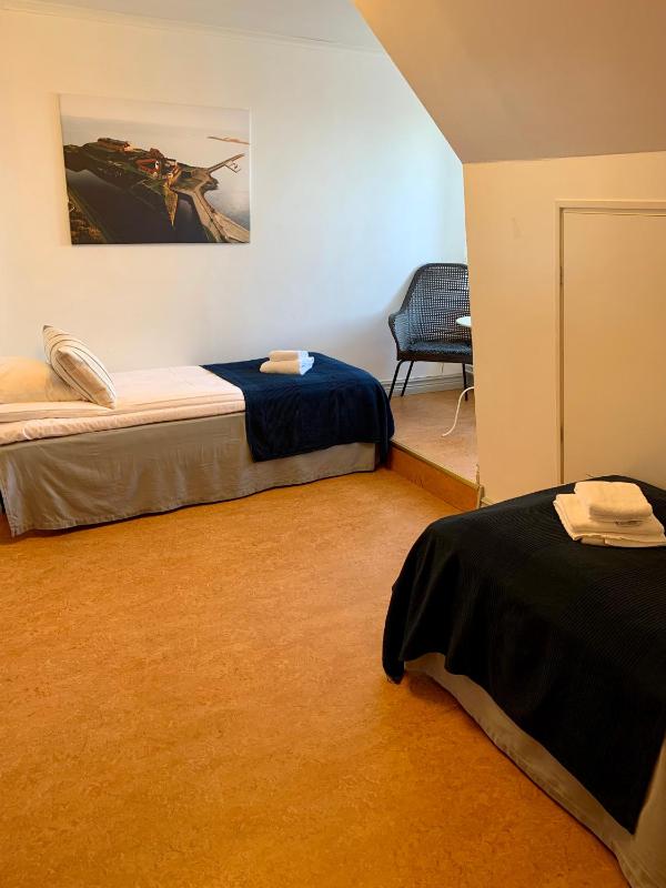 Standard Twin Room with Shared Bathroom image 4