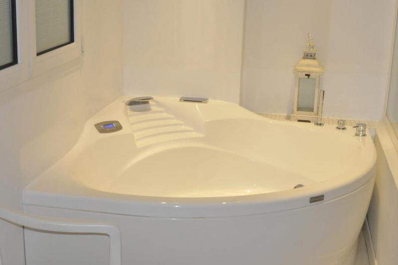 Double Room with Hot Tub image 4