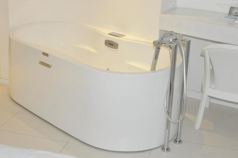 Double Room with Hot Tub image 3