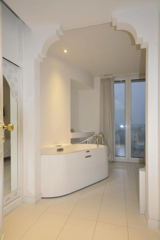 Double Room with Hot Tub image 2