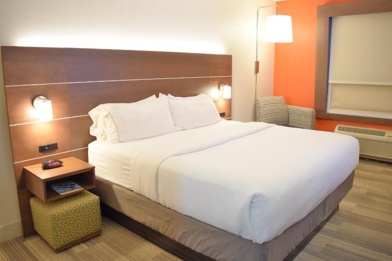 Standard King Room image 2