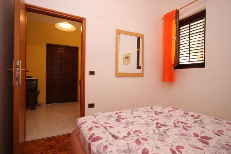 One-Bedroom Apartment with Terrace and Sea View image 4