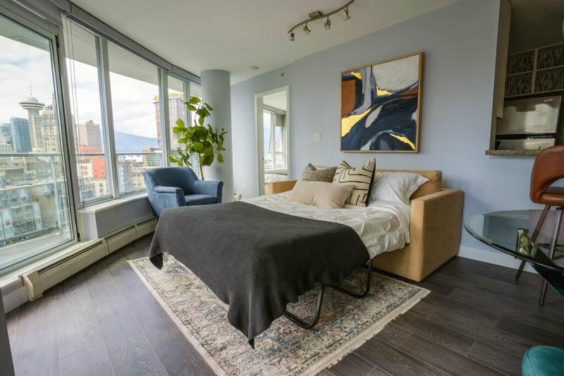 Downtown King Suite-Surround Views-Pool/Gym/Parkng - image 16